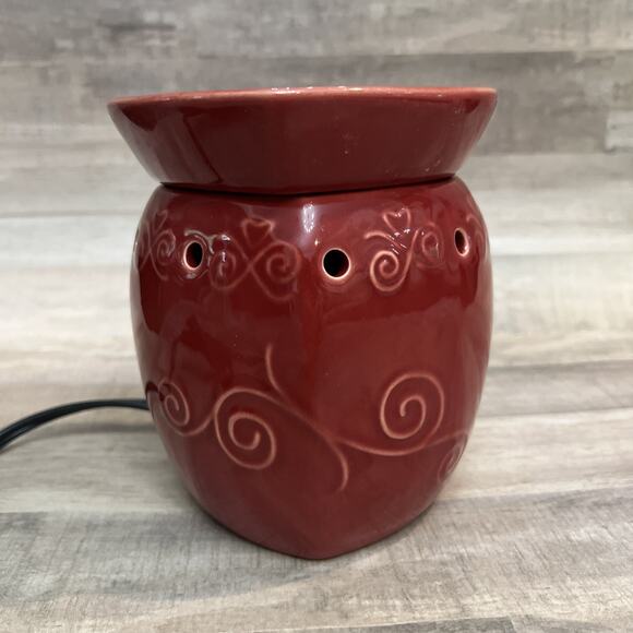 Scentsy‎ Full Size Wax Warmer Heart Shaped Hugs & Kisses Valentines Red Retired - Picture 1 of 6